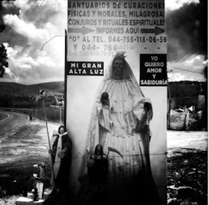 Altar dedicado a la Santa Muerte.