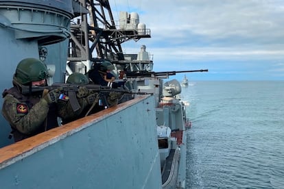 Militares rusos durante unas maniobras militares, el pasado septiembre en el océano Ártico.