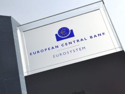 Vista del logotipo del Banco Central Europeo (BCE) en su sede de Fr&aacute;ncfort, Alemania