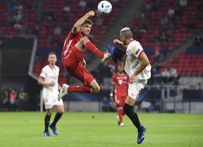 Thomas Mueller en plena ación con Luuk de Jong durante la final de la Supercopa