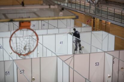 Un dels centres habilitats com a hospital de campanya s el Centre Esportiu Municipal Claror Martim, que t com a referncia l'Hospital del Mar. T capacitat per a 72 pacients lleus.