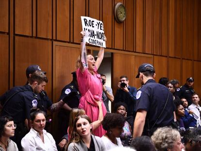 Una mujer protesta contra la nominación de Kavanaugh al Supremo de EE UU.