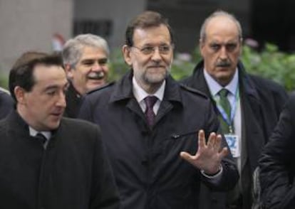 El presidente del Gobierno español, Mariano Rajoy (c), saluda a su llegada a la reunión con el presidente del Consejo Europeo, Herman Van Rompuy, hoy durante la segunda jornada de la de la cumbre extraordinaria sobre el presupuesto para 2014-2020 en Bruselas (Bélgica).