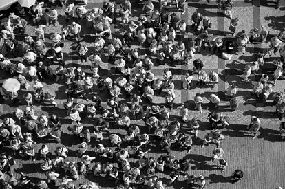 Multitud congregada en una plaza.