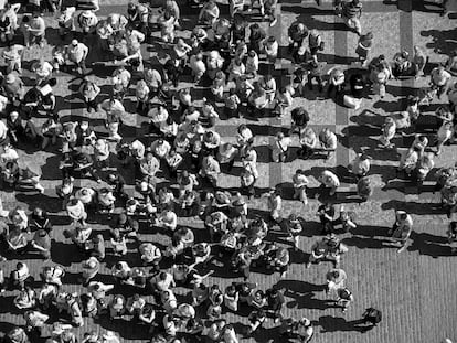Multitud congregada en una plaza.