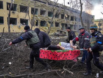 Una mujer embarazada es evacuada en camilla de un hospital infantil en Mariupol, tras un bombardeo en la ciudad. La imagen ganadora del World Press Photo.