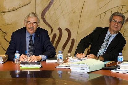 Pasqual Maragall (izquierda) y Joan Saura, durante la reunión de ayer del Gobierno catalán.