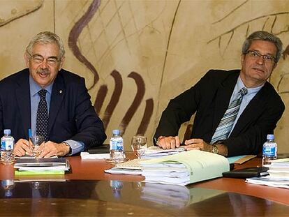 Pasqual Maragall (izquierda) y Joan Saura, durante la reunión de ayer del Gobierno catalán.