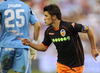 Villa celebra uno de sus dos goles al Valladolid.