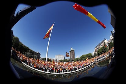 Vista general de la concentración convocada por la Fundación para la Defensa de la Nación Española (Denaes), en la Plaza de Colón.