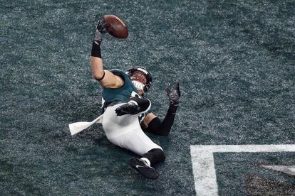 Zach Ertz de los Philadelphia Eagles hace una recepción de "touchdown" de 11 yardas en el último cuarto en contra de los New England Patriots en la Super Bowl.