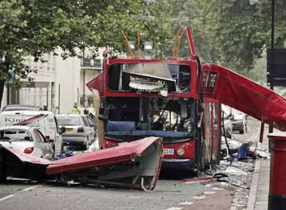 Un autobús destrozado por uno de los atentados del 7-J en Londres.