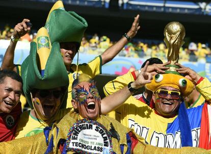 Brasileiros e colombianos fantasiados confraternizam juntos antes do jogo.