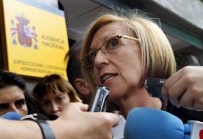 La líder de UPyD, Rosa Díez, en declaraciones a la prensa tras inscribir en el registro de la Audiencia Nacional una querella contra Bankia. EFE/Archivo