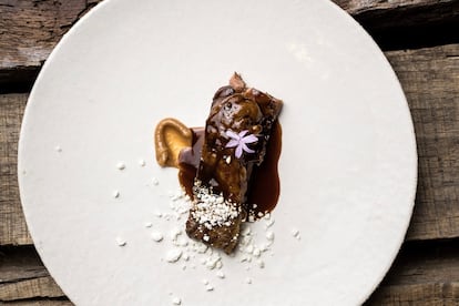 Cuello de cordero a la parrilla con praliné de ajo y queso feta. restaurante Bascoat, Madrid. Imagen proporcionada por el restaurante Bascoat.
