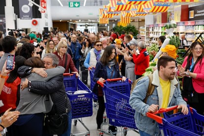 Empleados y clientes del hipermercado Carrefour del centro comercial de Alfafar aplauden a la entrada durante la reapertura este martes tras reparar los daños que causó la dana del 29 de octubre.
