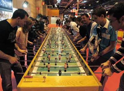 Un futbolín gigante, en el que pueden jugar a la vez 20 personas, en la feria Juvenalia de Ifema.