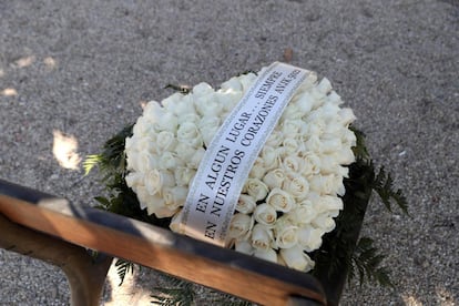 Ofrenda floral en homenaje a las víctimas del accidente aéreo del vuelo JK5022 de Spanair, al cumplirse el 10º aniversario del siniestro, en el parque Juan Carlos I.