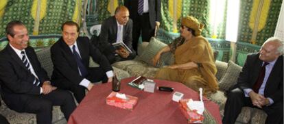 Reunión en la jaima de Muammar Gaddafi, ayer en Tripoli. A la izquierda, los primeros ministros de Malta, Lawrence Gonzi, e Italia, Silvio Berlusconi. A la derecha, el  primer ministro libio con el ministro español Miguel Ángel Moratinos.