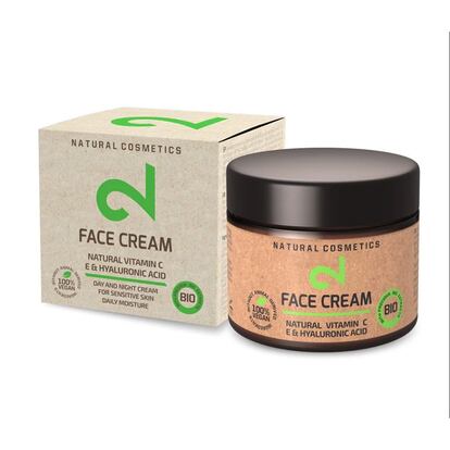 Crema facial de día y de noche de Dual
Con ingredientes 100% de origen natural, la crema aprovecha las microalgas y el bróculi para aportar un extra de hidratación a pieles secas y estresadas. Genera verdadera afición entre sus usuarias, que no dudan en recomendarlo con especial ahínco. Sandra Ventura no se anda con tapujos: “¡Este producto es la hostia! Desde la primera noche me he levantado con la cara suave como la de un bebé. Además huele increíble y todas las zonas que tengo secas se me han hidratado, ahora sí que me queda el maquillaje en condiciones. Le doy un 10 a esta crema y al envío. ¡Rápido y bien empaquetado!”.