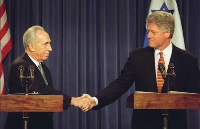 Peres y el presidente de EE UU Bill Clinton se dan la mano tras una rueda de prensa. Ambos fueron actores muy activos en la búsqueda de la paz en Oriente Próximo.