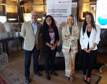 De izquierda a derecha: Luis Ignacio Vicente, consejero Estratégico de Pons IP; Alicia Salinas, directora de Transformación;
Nuria Marcos, directora general Pons IP y Ana López de Castro, directora de Marketing y Personas de Pons IP