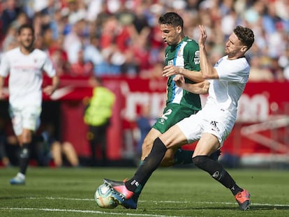 Sergi Gómez derriba a Calleri.