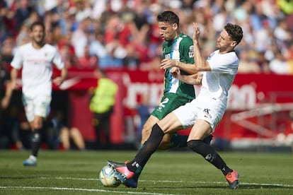 Sergi Gómez derriba a Calleri.