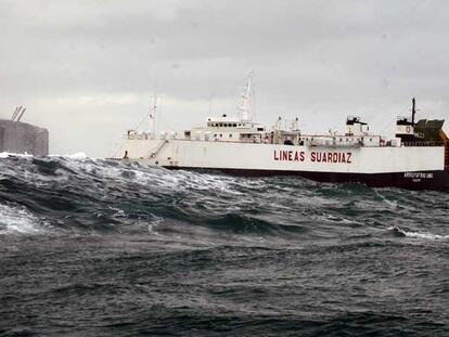 Un barco fondeado fuera del dique de Punta Lucero, el pasado martes.