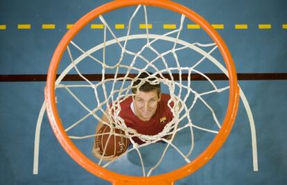 Justin Doellman, bajo una de las canastas del Palau.