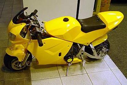 Pequeñas motocicletas que no suelen pesar más de 20 kilos se subastan en eBay por precios que van de los 200 a los 1000 dólares.