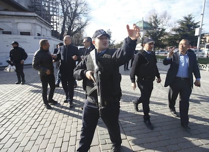 La policia ha evacuat amb urgència la plaça per por que hi pogués haver artefactes explosius.