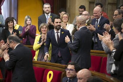 El nuevo presidente del Parlament, Roger Torrent (centro), recibe la felicitación de sus compañeros tras ser elegido durante la sesión constitutiva del Parlamento catalán de la XII legislatura.