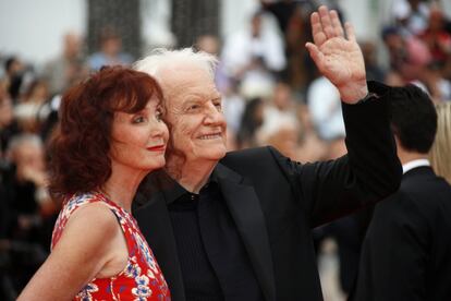 La directora y actriz Sabine Azema y el actor André Dussollier saludan desde la alfombra roja.