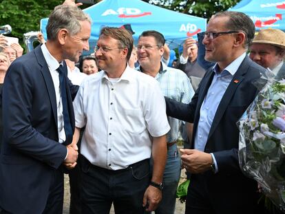 De izquierda a derecha, Björn Höcke, el líder de AfD en Turingia; Robert Sesselmann, el ganador de las elecciones en Sonneberg, y Tino Chrupalla, colíder nacional del partido ultraderechista, este domingo en Sonneberg.