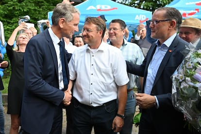 De izquierda a derecha, Björn Höcke, el líder de AfD en Turingia; Robert Sesselmann, el ganador de las elecciones en Sonneberg, y Tino Chrupalla, colíder nacional del partido ultraderechista, este domingo en Sonneberg.