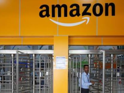 Almac&eacute;n de Amazon en las afueras de  Bengaluru (India).