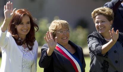 Cristina Fernández (izquierda), expresidenta de Argentina, Michelle Bachelet de Chile (centro) y Dilma Rousseff, de Brasil (derecha).