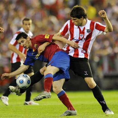Messi pelea por el balón con Javi Martínez.