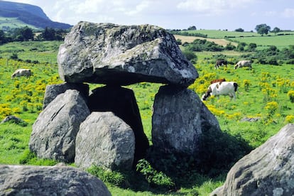 Los habitantes prehistóricos del actual condado de Sligo, al oeste de Irlanda, utilizaron rocas locales, gneis y cuarcita, para construir tumbas de corredor (estrechos pasajes de grandes piedras con una o más cámaras funerarias), hace más de 5.500 años, que hoy descansan esparcidas sobre una alfombra verde de hierba. Es el cementerio megalítico de Carrowmore, que tiene su corazón en la tumba principal de Listoghil. También cuenta con círculos de piedra y con un centro de visitantes ubicado en una antigua cabaña remodelada, que explica la historia, costumbres, cultura y rituales de quienes hicieron posible los 30 monumentos que han llegado hasta nuestros días.