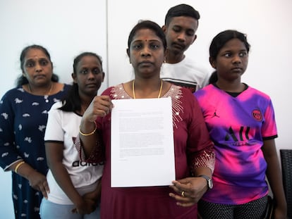 La familia de Tangaraju Suppiah, el preso condenado a muerte, posa con una carta en la que solicita clemencia a la presidenta del país, Halimah Yacob, en la capital de Singapur, el pasado domingo.