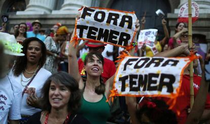 Uma das manifestações pelo fora Temer em bloco de carnaval no Rio.