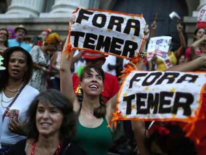 Uma das manifestações pelo fora Temer em bloco de carnaval no Rio.