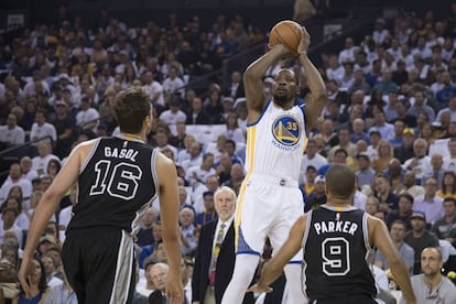 Kevin Durant lanza ante Parker y Pau Gasol.