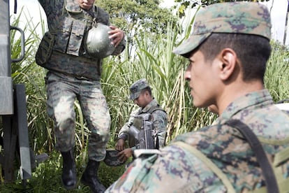 El 15 de diciembre pasado se decretó el Estado de Excepción en la provincia de Morona Santiago, tras el enfrentamiento en la parroquia de Nankints entre un grupo shuar y la Fuerza Pública. Los primeros quisieron recuperar el territorio de donde fueron desalojadas familias para instalar el campamento minero de la empresa china ECSA. El choque dejó un policía muerto. 