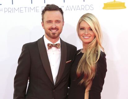 Aaron Paul, el actor de 'Breaking Bad', ha posado junto a su prometida Lauren Parsekian antes de la gala. Es uno de los famosos que usan su cuenta de Twitter (@aaronpaul_8) para contar lo que ocurre en la ceremonia.