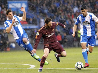 El delantero argentino del FC Barcelona Lionel Messi (c) y los jugadores del Deportivo Juanfran y Schär (i), durante el partido de la trigésimo quinta jornada de Liga de Primera División que disputan esta noche en el estadio de Riazor.