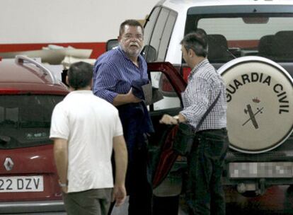 El Jefe de la Policía Local de San Fulgencio, Bernardo Cortijo (centro), a su llegada a los Juzgados de Orihuela.