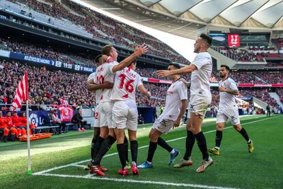Los jugadores del Sevilla celebran el gol del holandés de Jong al Atlético de Madrid.