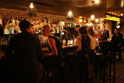Buenos cócteles y ambientación en la época de la ley seca en el Bathtub Gin Bar, en Chelsea (Nueva York).